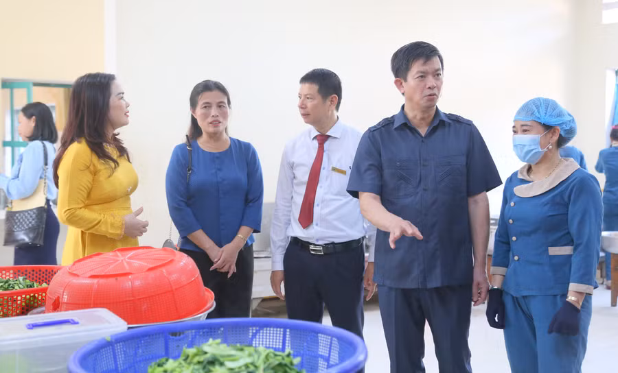 Ông Lê Quang Tùng - Bí thư Tỉnh ủy Quảng Trị thăm bếp ăn Trường PT DTNT tỉnh Quảng Trị. 