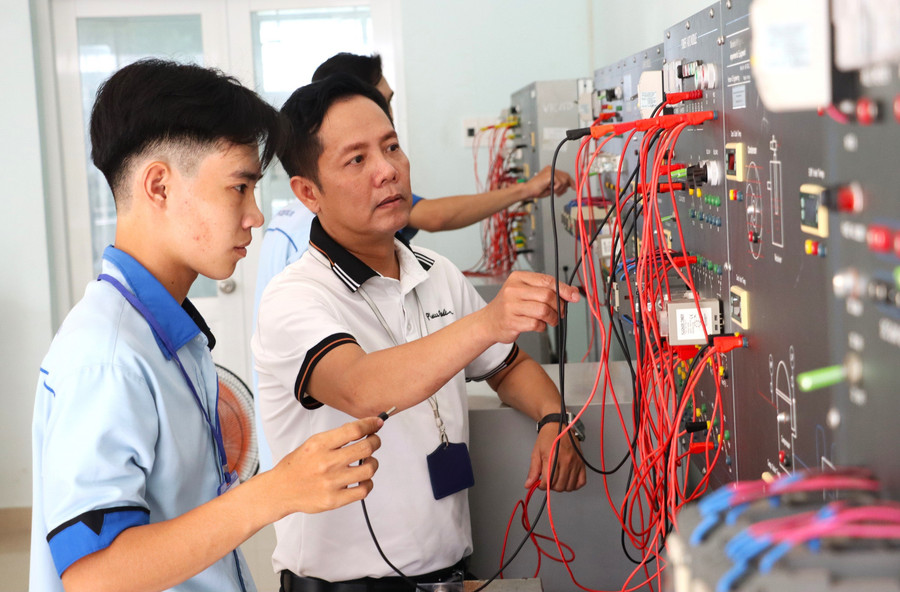 Thầy Trần Mãnh Khương hướng dẫn học viên về kỹ thuật máy lạnh và điều hòa không khí. Ảnh: Quách Mến