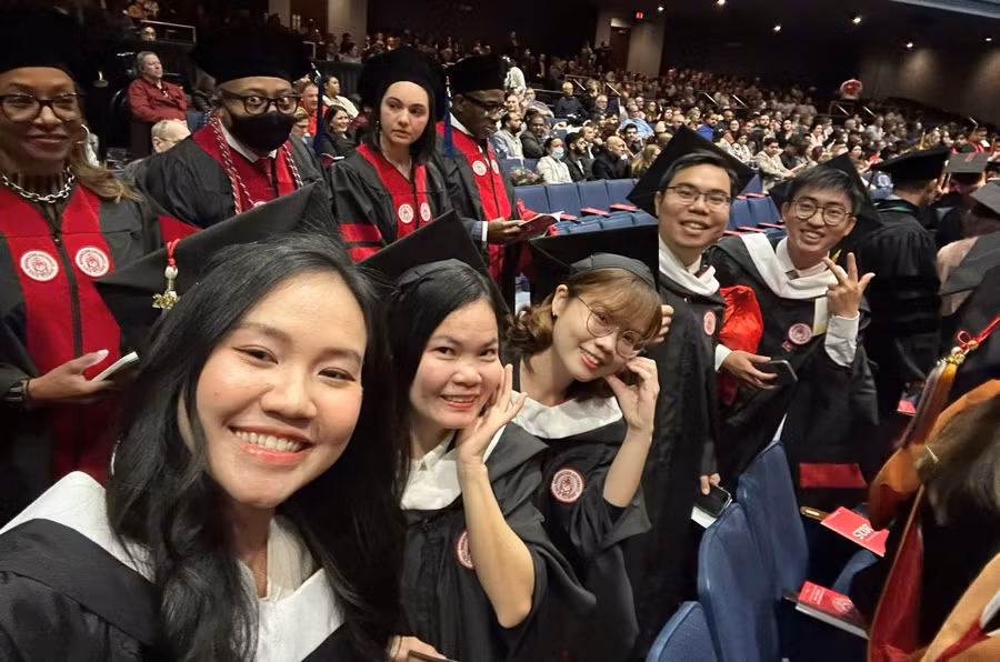 Tân thạc sĩ ngành Ngôn ngữ học hệ liên kết giữa Trường Đại học Khoa học Xã hội và Nhân văn (Đại học Quốc gia TPHCM) và Đại học Benedictine (Mỹ) tốt nghiệp. Ảnh: NVCC