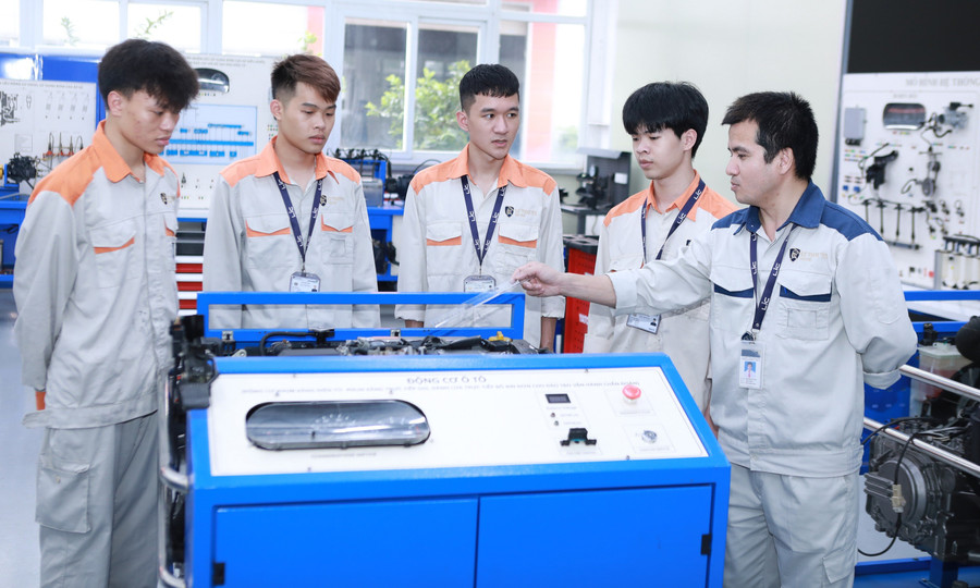 Sinh viên tìm hiểu về nguyên lý hoạt động của động cơ ô tô tại Trường Cao đẳng Lý Thái Tổ (Bắc Ninh). Ảnh: Khôi Nguyên
