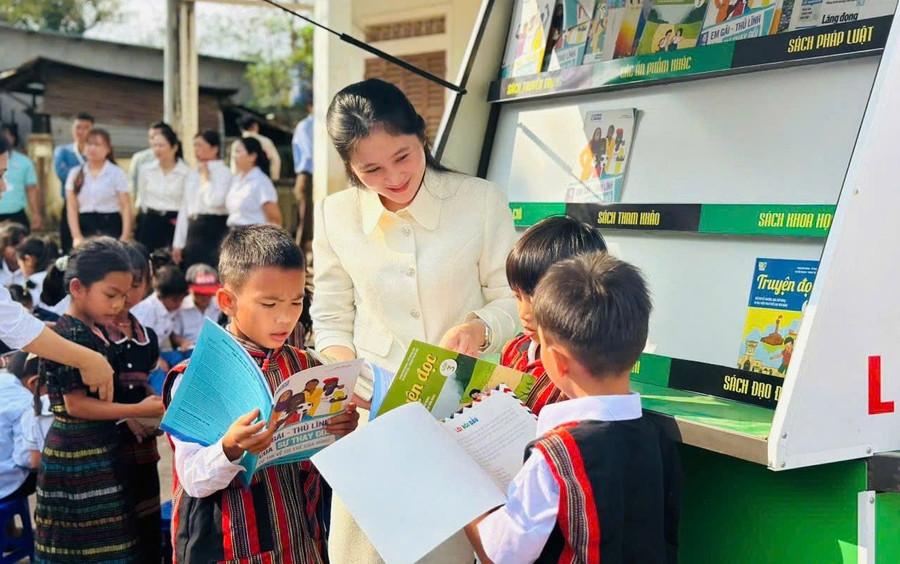 Chuyến xe tri thức khơi dậy văn hóa đọc ở Trường Tiểu học & THCS A Xing (Quảng Trị). Ảnh: Đăng Đức