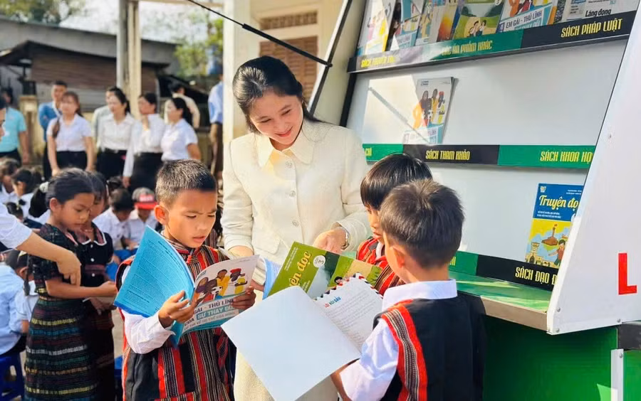 Chuyến xe tri thức khơi dậy văn hóa đọc ở Trường Tiểu học & THCS A Xing (Quảng Trị). Ảnh: Đăng Đức