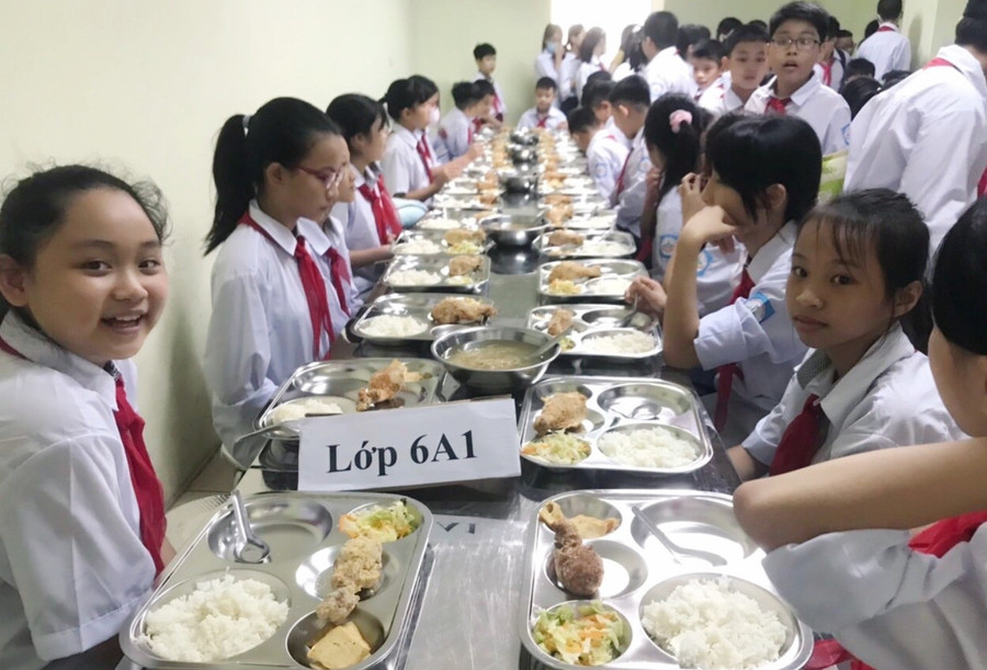 Bữa ăn bán trú của học sinh Trường THCS Mỗ Lao (Hà Đông, Hà Nội).