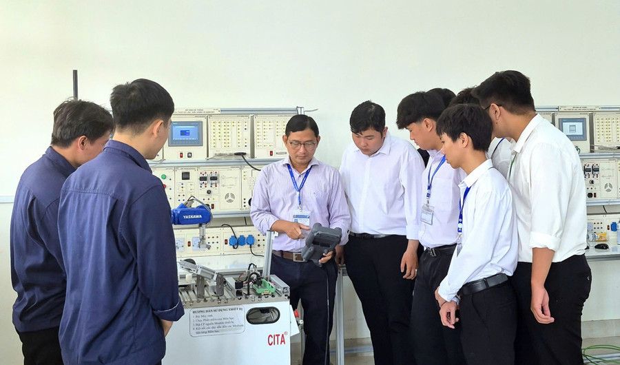 Sinh viên Trường Đại học Tiền Giang trong giờ học thực hành. Ảnh: T. Nhơn 