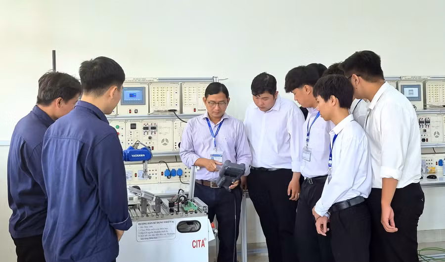 Sinh viên Trường Đại học Tiền Giang trong giờ học thực hành. Ảnh: T. Nhơn 