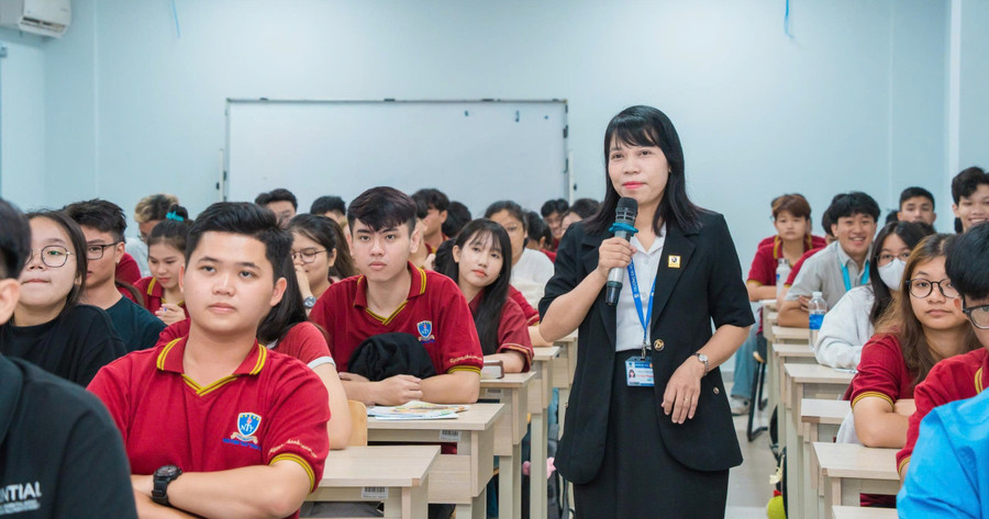Dr. Cu Ngoc Phuong, Chefe do Departamento de Teoria Política da Universidade Nguyen Tat Thanh, dá aulas em sala de aula. Foto: NVCC sap-xep-tai-cau-truc-he-thong-giao-duc-dai-hoc-4.jpg