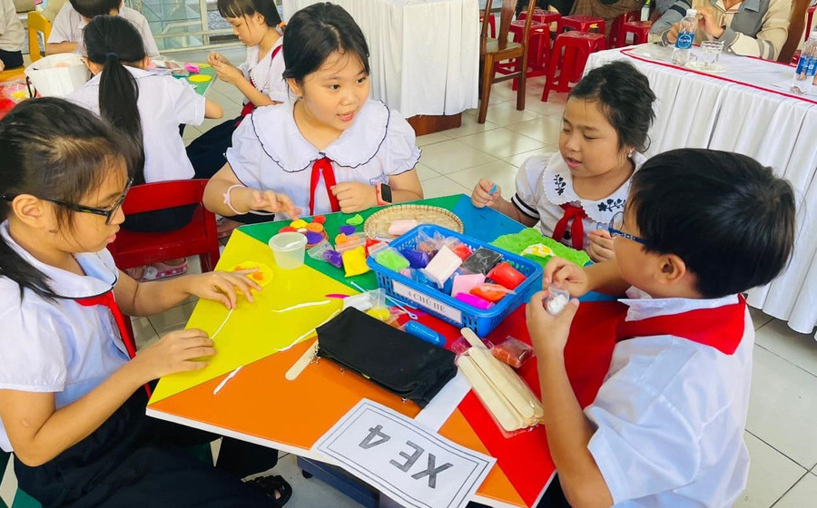 Tiết thao giảng đổi mới dạy học theo Chương trình GDPT 2018 chuyên đề môn Mỹ thuật do Phòng GD&ĐT Hải Châu (Đà Nẵng) tổ chức tại Trường Tiểu học Ông Ích Khiêm. Ảnh: NTCC 