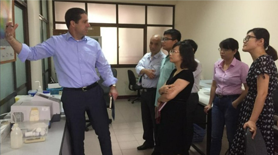 Chuyên gia Cơ quan năng lượng nguyên tử quốc tế (IAEA) giảng dạy ứng dụng kỹ thuật hạt nhân mới tại Viện Khoa học kỹ thuật hạt nhân. Ảnh: NRI - VLHN dao-tao-nhan-luc-de-tu-chu-nang-luong-nguyen-tu-1.jpg
