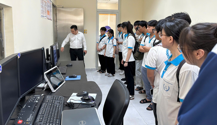 Sinh viên Bộ môn Vật lý hạt nhân, Trường Đại học Khoa học Tự nhiên (Đại học Quốc gia TPHCM) tham quan các thiết bị ứng dụng y học hạt nhân tại bệnh viện. Ảnh: HCMUS