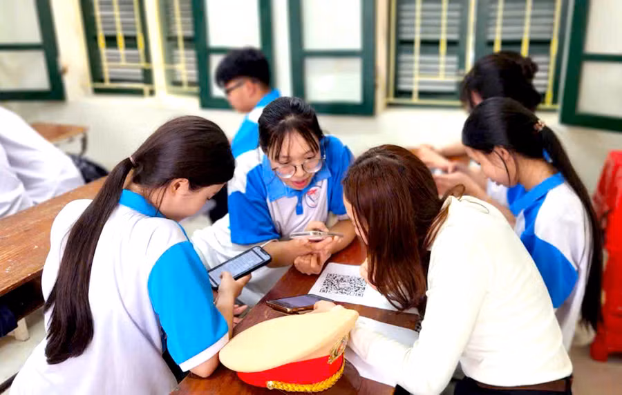 Học sinh tham gia đánh giá thông qua quét mã QR.