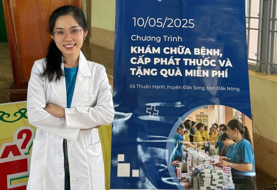 Bác sĩ Nguyễn Hồng Thắm bền bỉ với sứ mệnh bảo vệ sức khỏe cộng đồng. Ảnh: NVCC