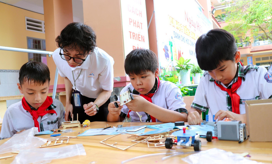 Học sinh tham gia Ngày hội STEM tại Trường Tiểu học Xuân Trường ( Xuân Lộc, Đồng Nai). Ảnh: INT doi-moi-tu-tu-duy-den-hanh-dong-2.jpg