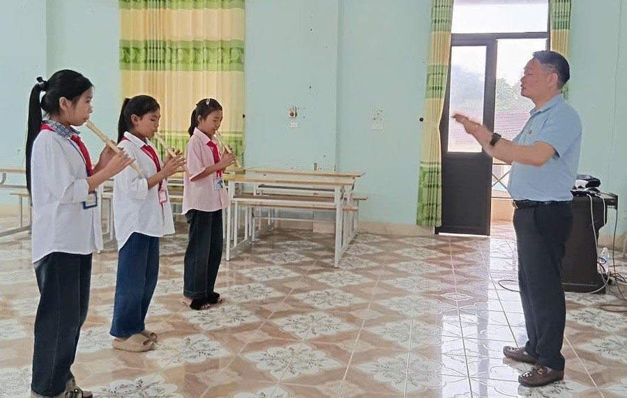 Câu lạc bộ Âm nhạc do thầy Hải chỉ đạo phấn đấu 100% học sinh ở trường đều biết thổi sáo.