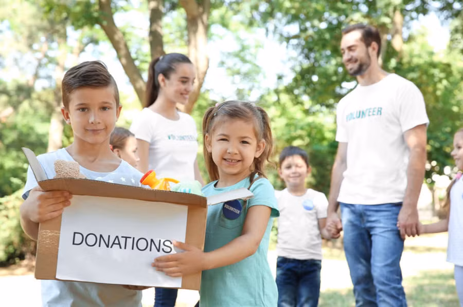 Việc tham gia vào các hoạt động hỗ trợ người dân ở khu vực thiên tai mang lại nhiều lợi ích cho trẻ. Ảnh: INT