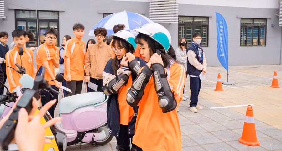 CSGT phối hợp trường học đẩy mạnh tuyên truyền ATGT cho học sinh.