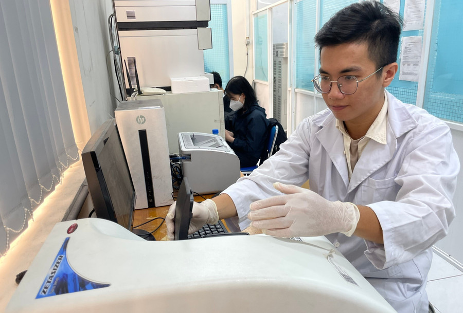 Nghiên cứu khoa học tại phòng thí nghiệm Trường Đại học Quốc tế, Đại học Quốc gia TPHCM. Ảnh: Phúc Uyên 