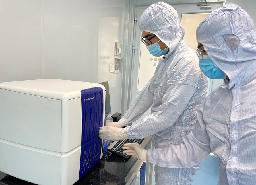 Nghiên cứu viên thực hiện thí nghiệm tại Viện Tế bào gốc, Trường Đại học Khoa học Tự nhiên, Đại học Quốc gia TPHCM. Ảnh: Phúc Uyên coi-troi-quy-phat-trien-khoa-hoc-cong-nghe-3.jpg