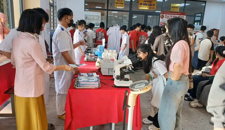 Học sinh đến tham quan, tư vấn tuyển sinh và hướng nghiệp tại Trường Đại học Cửu Long (Vĩnh Long). Ảnh: NTCC