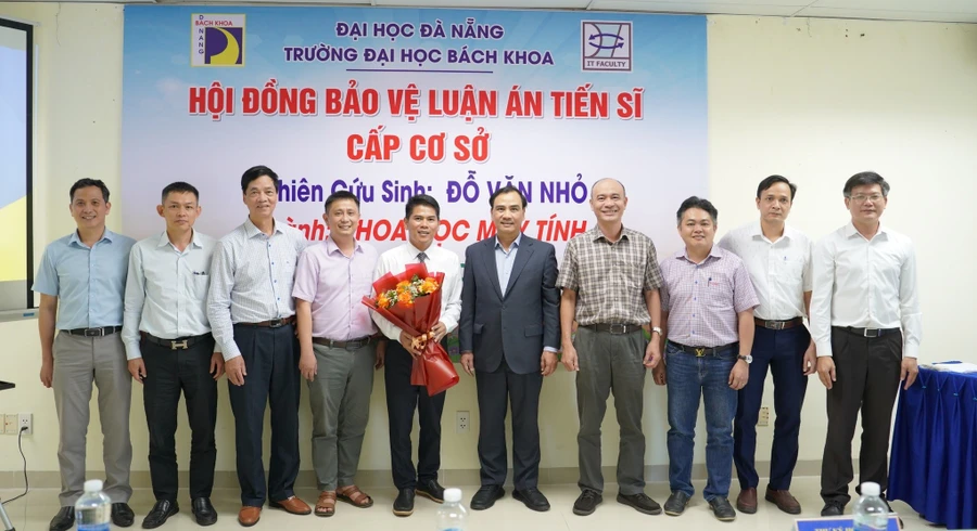 Thầy Đỗ Văn Nhỏ (cầm hoa) trong buổi bảo vệ luận án tiến sĩ cấp cơ sở ngành Khoa học máy tính tại Trường Đại học Bách khoa (Đại học Đà Nẵng). Ảnh: NVCC