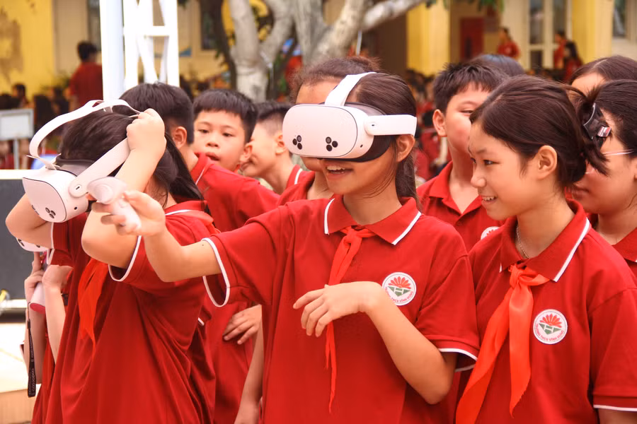 Học sinh Trường THCS Vĩnh Hưng (Hà Nội) tham gia Ngày hội STEM - AI - Robotics năm 2025. Ảnh: TG