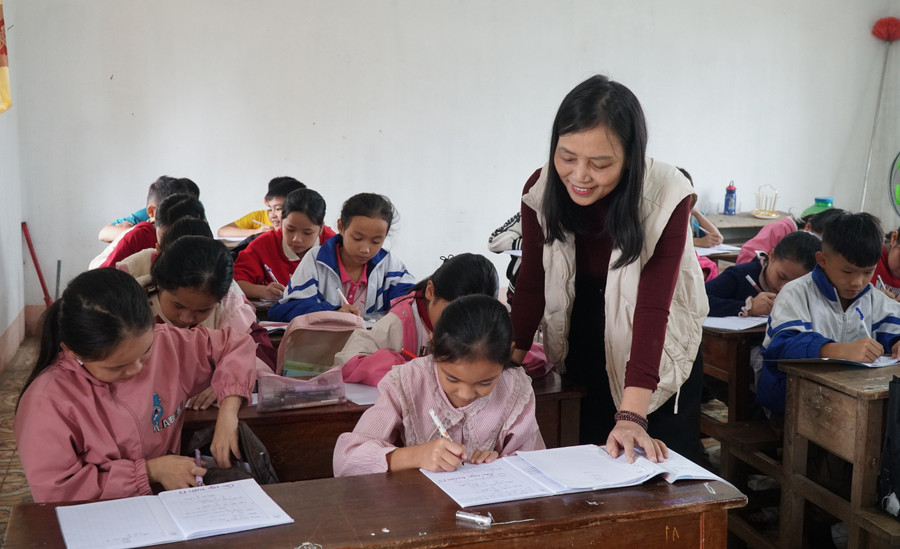 Cô giáo Trần Thị Phương và học trò lớp học tình thương ở xã Thiên Nhẫn.