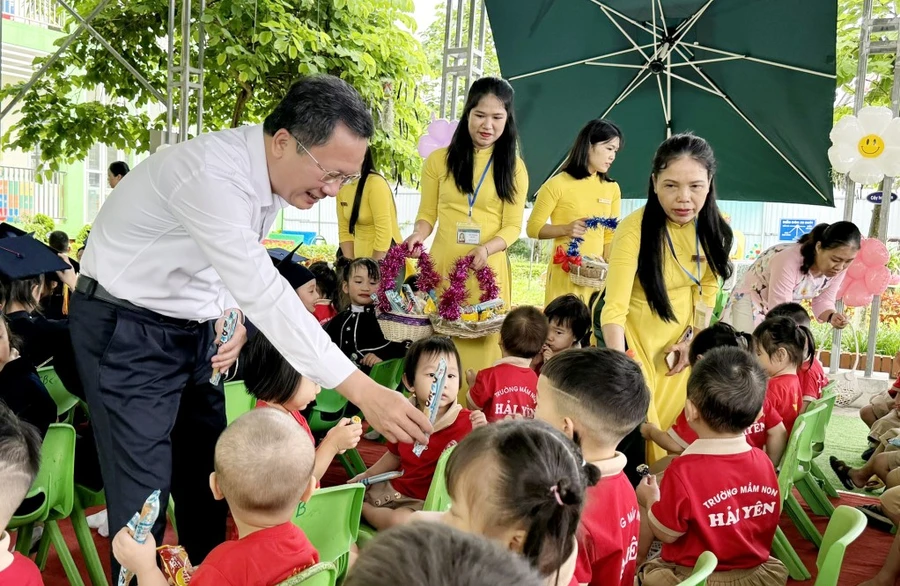 Ông Cao Tường Huy, Chủ tịch UBND tỉnh Quảng Ninh thăm, tặng quà cho các bé mầm non ở TP Móng Cái dịp Tết Thiếu nhi. Ảnh: Đ.P