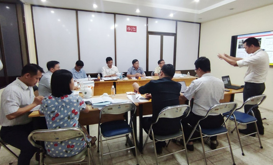 PGS.TS Đào Vĩnh Ái (đứng) báo cáo kết quả đề tài tại Sở Khoa học và Công nghệ TPHCM. Ảnh: Hoàng Kim che-tao-pin-nang-luong-mat-troi-hieu-suat-cao-1.jpg