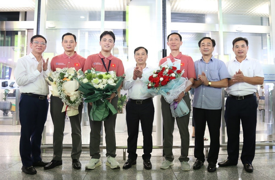Lãnh đạo Sở GD&ĐT tỉnh Bắc Ninh chúc mừng Ngô Quang Minh. noi-dai-bang-vang-olympic-hoa-hoc-quoc-te-4.jpg