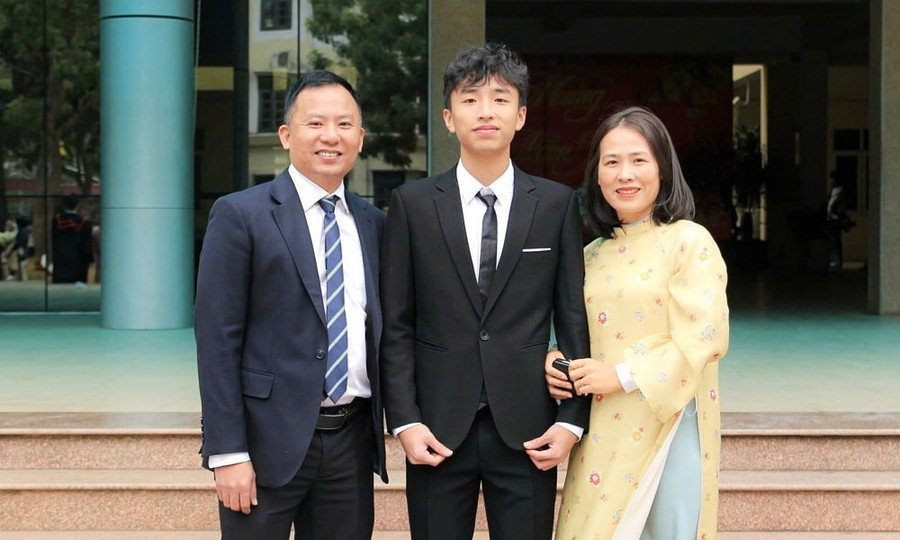 Nguyễn Ngọc Huy cùng bố mẹ chia sẻ niềm vui thành công. hoc-sinh-gianh-hoc-bong-ba-truong-dai-hoc-danh-tieng-cua-my3.jpg