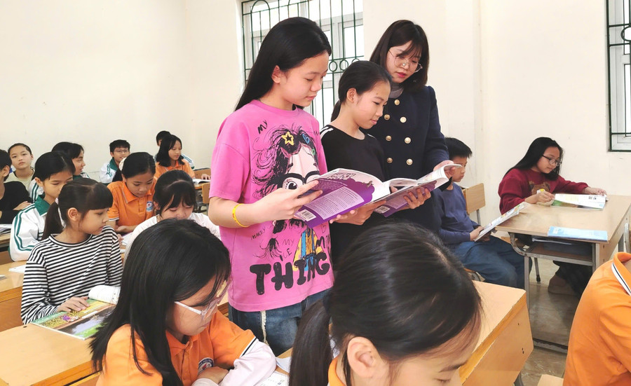 Cô trò Trường Tiểu học Hiến Nam (Phố Hiến, Hưng Yên). Ảnh: NVCC