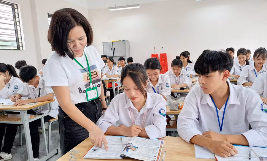 Cô trò lớp 12 Trường THPT Tức Tranh (Thái Nguyên).