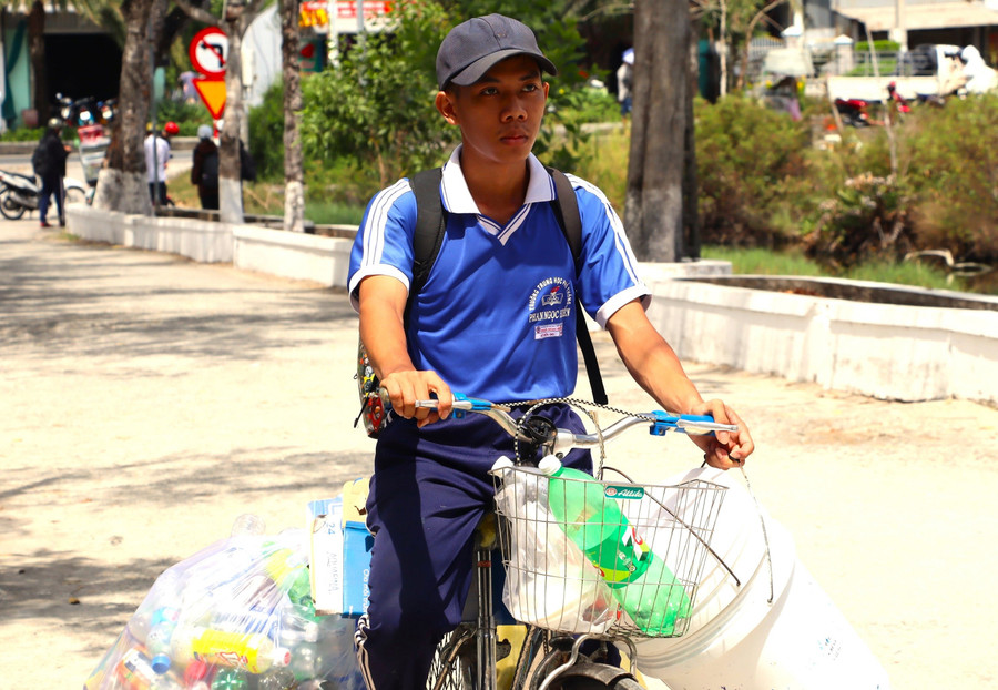 Lê Hữu Do vừa đạp xe đi học vừa thu gom phế liệu.