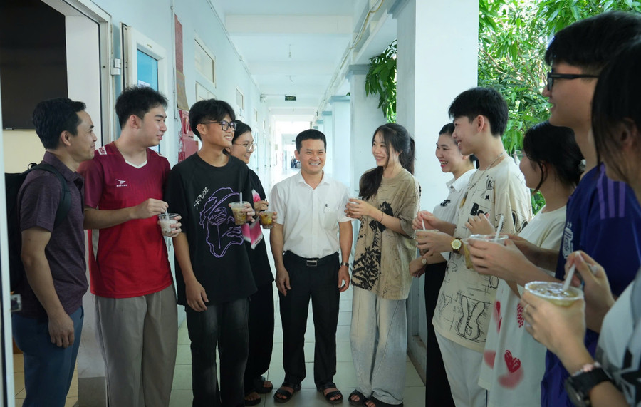 Ban giám hiệu Trường Phổ thông DTNT THPT số 2 Nghệ An động viên khích lệ thí sinh trước kỳ thi tốt nghiệp. kinh-nghiem-day-va-hoc-tu-ky-thi-tot-nghiep-thpt-3.jpg