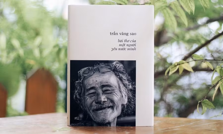Tuyển tập “Bài thơ của một người yêu nước mình”. Ảnh: Nhã Nam