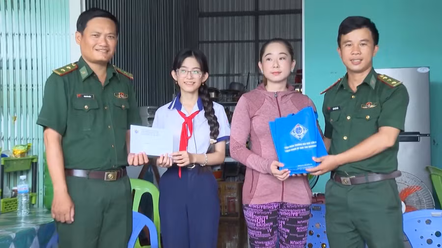 thay giao quan ham xanh nang buoc hoc tro ngheo (3).jpg