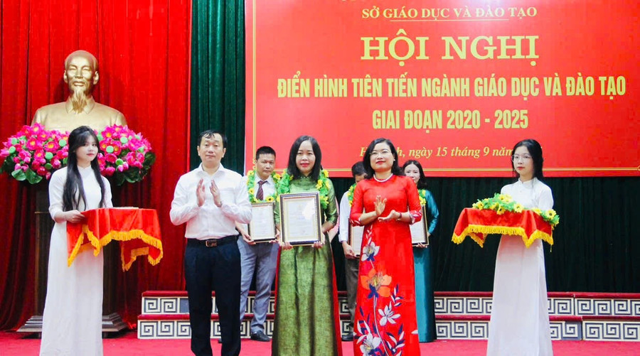 Cô Nguyễn Thị Cẩm Tú đón nhận danh hiệu Điển hình tiên tiến ngành Giáo dục giai đoạn 2020 - 2025 do Sở GD&ĐT Hà Tĩnh trao tặng. truyen-cam-hung-yeu-lich-su-cho-hoc-sinh-vung-kho-4.jpg