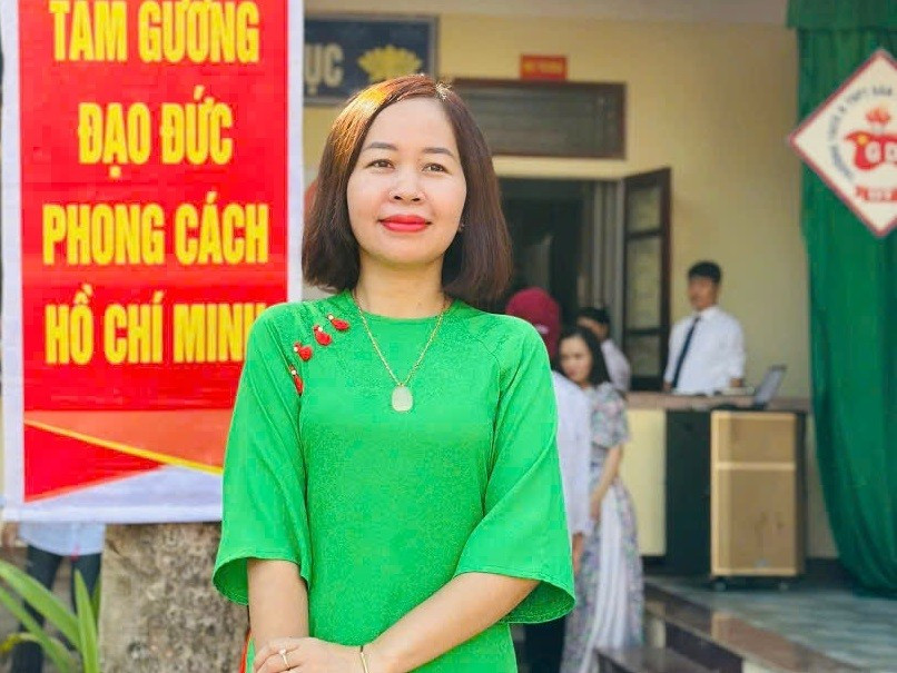 Cô Nguyễn Thị Cẩm Tú - giáo viên Lịch sử Trường THCS&THPT Dân tộc nội trú Hà Tĩnh. truyen-cam-hung-yeu-lich-su-cho-hoc-sinh-vung-kho-2.jpg