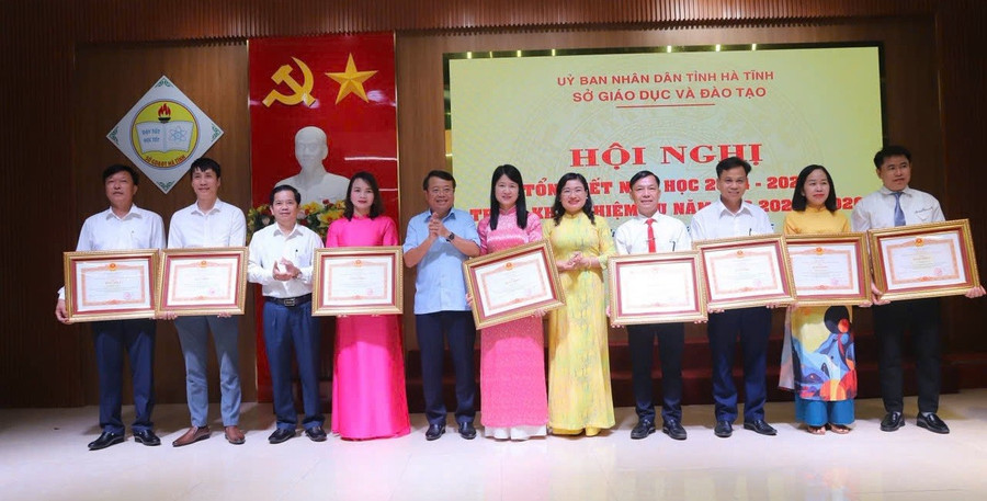 Cô Nguyễn Thị Cẩm Tú (áo dài thứ 2 bên phải) vinh dự nhận Bằng khen Thủ tướng Chính phủ. truyen-cam-hung-yeu-lich-su-cho-hoc-sinh-vung-kho-1.jpg