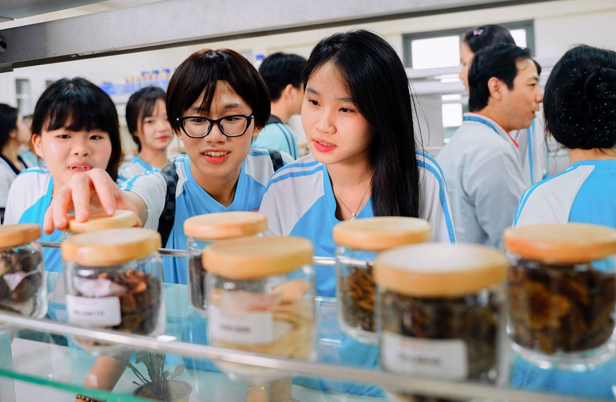 Học sinh TPHCM tìm hiểu nhóm ngành khoa học sức khỏe qua chương trình “Khám phá Thế giới áo Blouse trắng”.