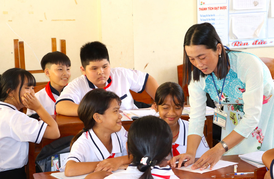 Cô Lý Hòa Ly hướng dẫn học sinh học tập.