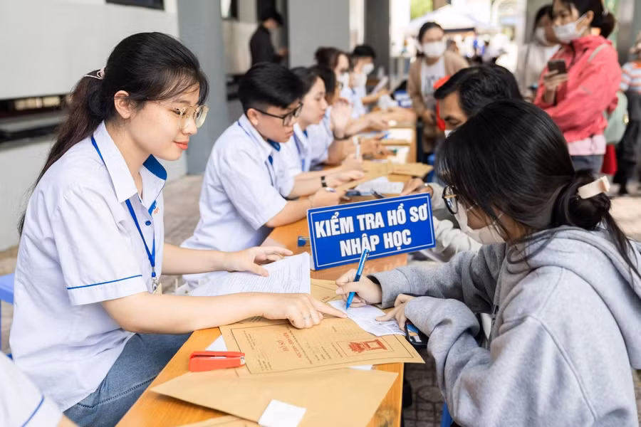 Sinh viên thực hiện nộp hồ sơ nhập học Trường Đại học Công Thương TPHCM năm 2023. Ảnh minh họa: INT