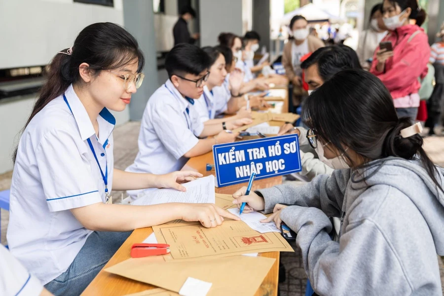 Sinh viên thực hiện nộp hồ sơ nhập học Trường Đại học Công Thương TPHCM năm 2023. Ảnh minh họa: INT