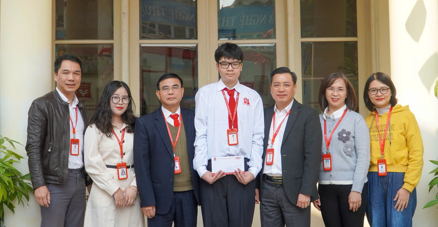 Lãnh đạo Trường THPT Hoàng Long cùng thầy cô chúc mừng Trần Nhật Anh. 