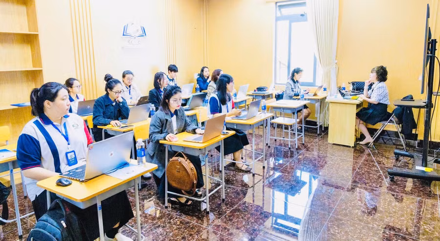 Cô Lê Thị Thanh Huyền chia sẻ về ứng dụng công nghệ thông tin và AI trong giảng dạy. Ảnh: NVCC