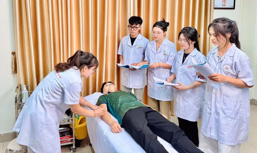 Sinh viên Trường Cao đẳng Dược Hà Nội trong giờ thực hành.