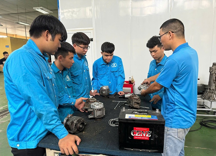 Buổi học thực hành trên máy của thầy và trò Trường Cao đẳng nghề Vĩnh Phúc, nay là Trường CĐ Kỹ thuật - Công nghệ Vĩnh Phúc. chuan-bi-nhan-luc-cho-tuong-lai-so-2.jpg