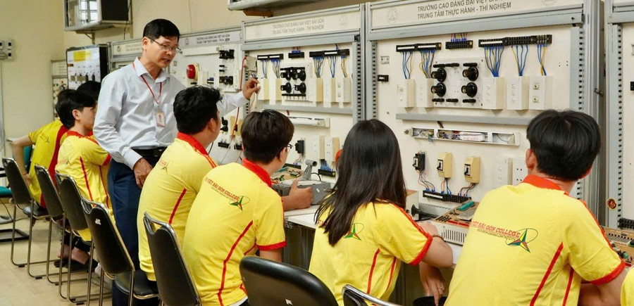 Sinh viên Trường Cao đẳng Đại Việt Sài Gòn trong một buổi thực hành. cuoc-dua-nhan-luc-nganh-cong-nghe-cao-4.jpg