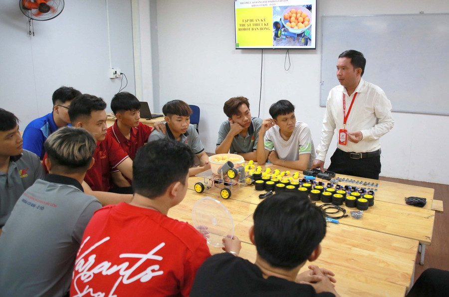 Sinh viên Trường Cao đẳng Bách khoa Sài Gòn tập huấn thiết kế robot.