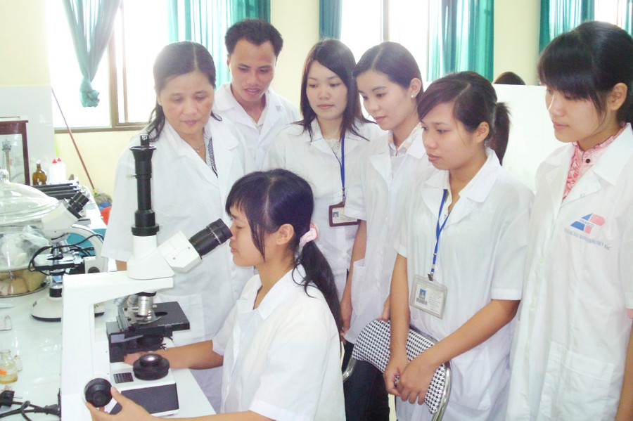 Giảng viên, sinh viên Trường Đại học Sư phạm Hà Nội 2 trong hoạt động nghiên cứu khoa học. Ảnh: NTCC bao-dam-chat-luong-giao-duc-dai-hoc-6223.jpg