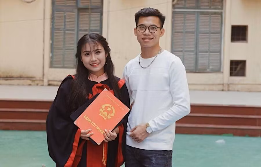 Tốt nghiệp đại học ngành quản trị kinh doanh song hiện tại, Lê Ngọc Thuỳ Trang (bên trái) lại lựa chọn làm công việc ở lĩnh vực truyền thông. Ảnh: NVCC